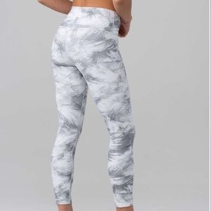 Lululemon Wunder Under Hi-Rise 7/8 Tight 
Breeze By White Light Cast